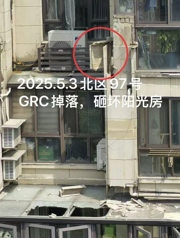 配资怎么玩的 “走路都要戴头盔！”沪上177幢居民楼外墙装饰条，6年多连连高空砸落