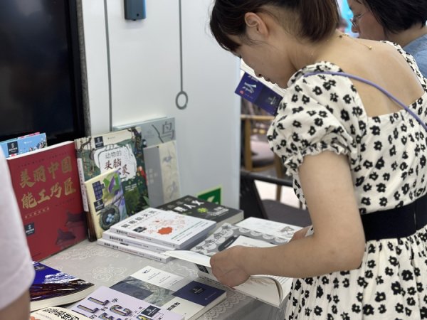 配资查询 黄浦江上流动“书展”，发现新科普