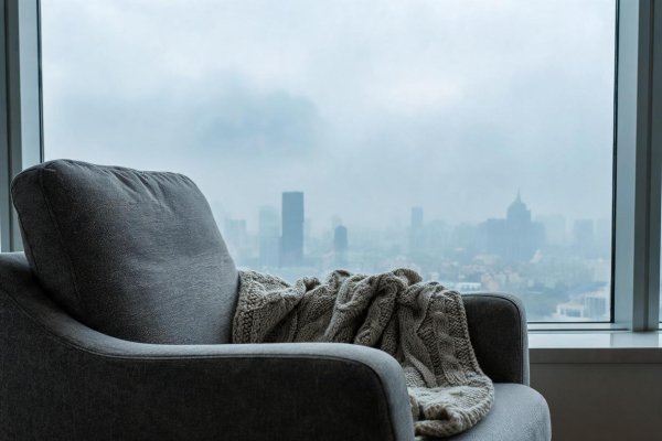 114配资查询 心理学有一个残忍的规律：男人对一个女人的占有欲越深，表现出来的不是纠缠，而是一种近乎冷酷的精神囚禁